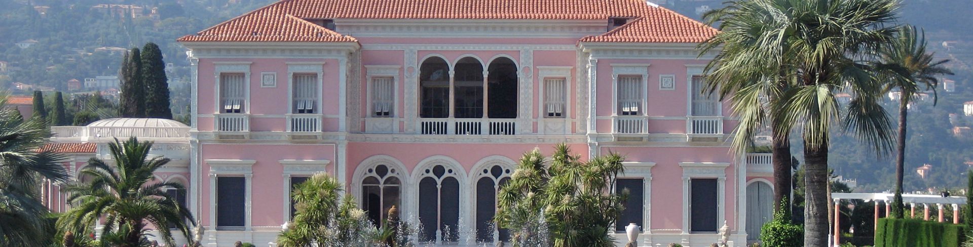 The pink exterior of Villa Ephrussi de Rothschild and the lush garden.