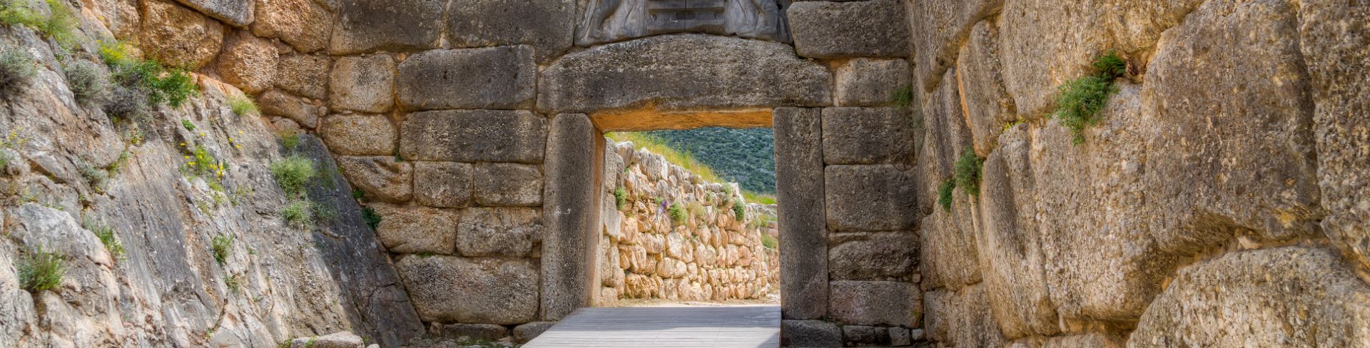 A stone gate with a relief sculpture of two lionesses above the entrance.