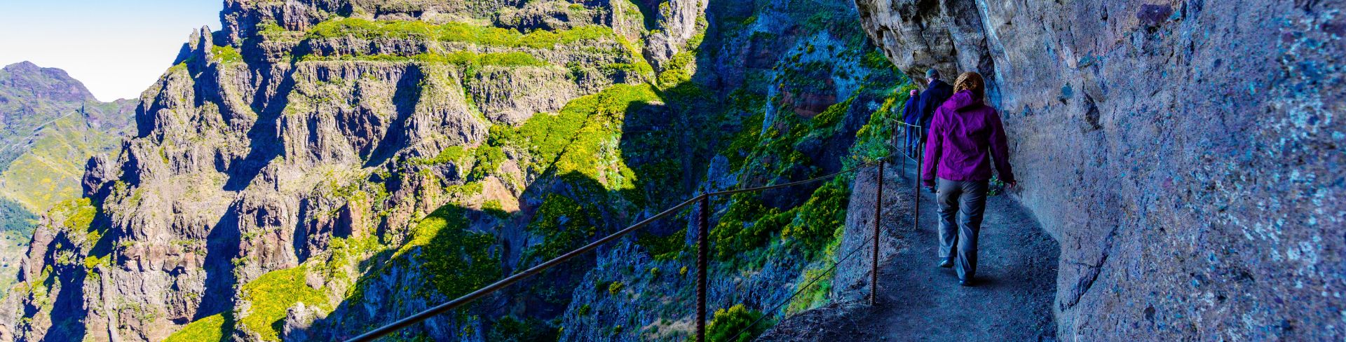 The Vereda do Areeiro hiking trail on the edge of a cliff in Medeira.